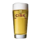 Frisch gezapftes Cisk Lager im beschlagenen Cisk-Bierglas mit Schaumkrone