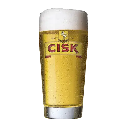 Frisch gezapftes Cisk Lager im beschlagenen Cisk-Bierglas mit Schaumkrone
