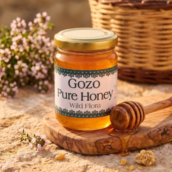 Gozo Pure Honey Wild Flora Wildblütenhonig im Glas auf Olivenholzbrett