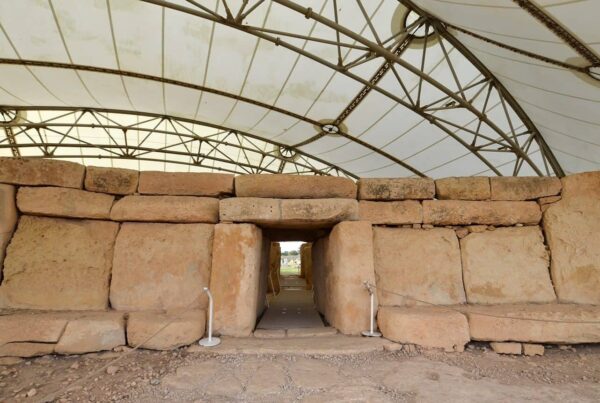 Megalithtempel aus Malta mit tonnenschwerem Türsturz unter der Schutzüberdachung