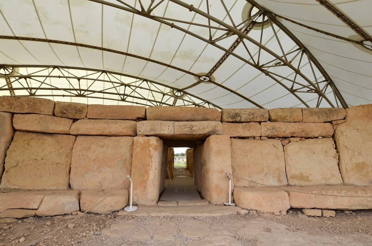 Megalithtempel aus Malta mit tonnenschwerem Türsturz unter der Schutzüberdachung