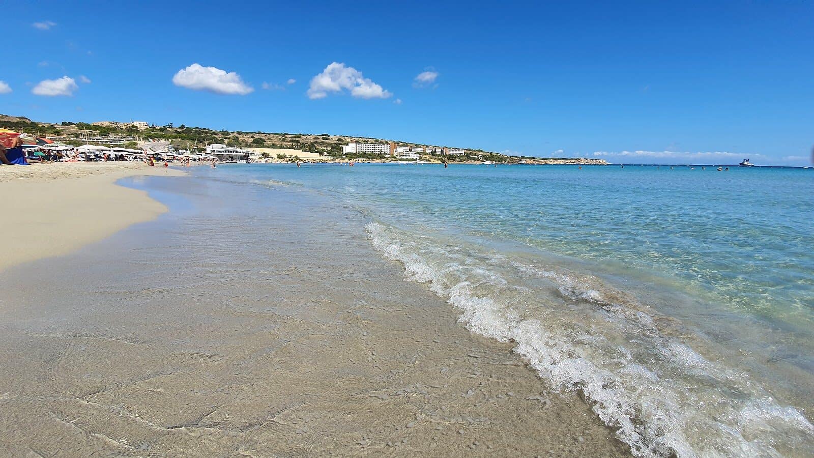 Feiner Sandstrand von Ghadira in Mellieha mit flach auslaufendem, klarem Wasser