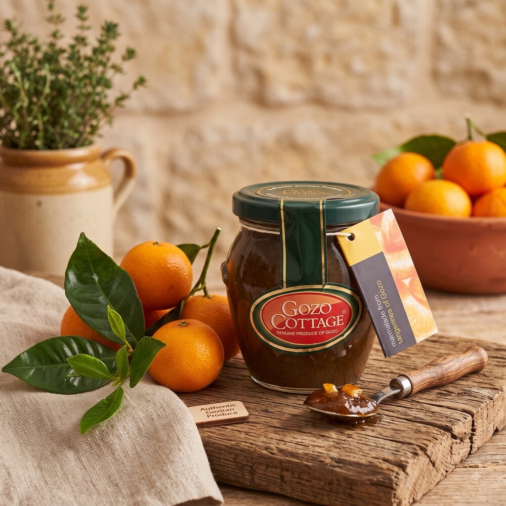 GC Tangerine Jam Large Gozo Cottage Mandarinen-Marmelade im Glas mit frischen Mandarinen und Löffel