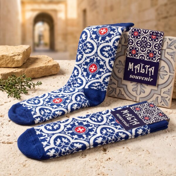 Blau-weiße Malta-Socken mit Fliesenmuster und Malteserkreuz samt Banderole