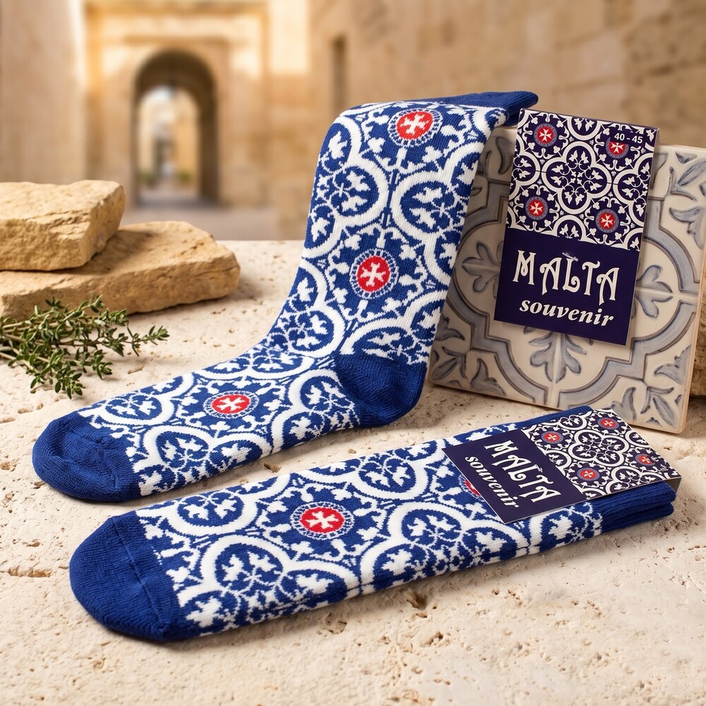 ML Socks Blau-weiße Malta-Socken mit Fliesenmuster und Malteserkreuz samt Banderole