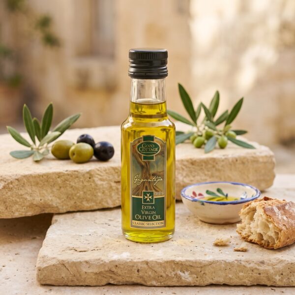 Gozo Cottage Extra Virgin Olivenöl in der 100-ml-Flasche mit Oliven und Brot
