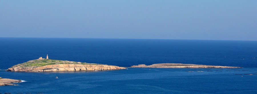Die Insel Selmunett mit kleinem Turm vor der Küste Maltas im Meer