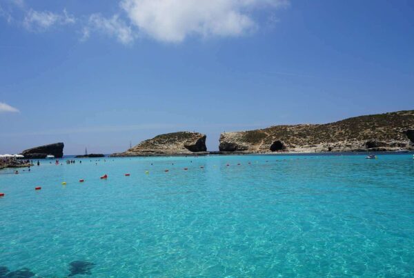 Türkisfarbenes Wasser der Blauen Lagune vor der Insel Comino