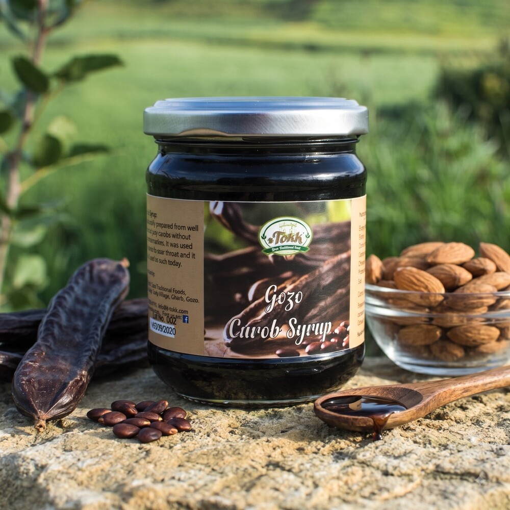 carob Large It-Tokk Gozo Carob Syrup Johannisbrotsirup im Glas mit Karobschoten und Mandeln