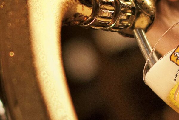 Cisk Lager wird am Zapfhahn frisch in ein Cisk-Glas gezapft