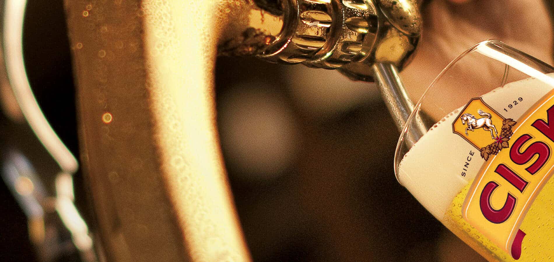 Cisk Lager wird am Zapfhahn frisch in ein Cisk-Glas gezapft