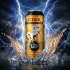 Cisk Super Strong Premium Lager 12 % in der goldenen 500-ml-Dose vor Gewitterhimmel