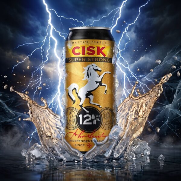 Cisk Super Strong Premium Lager 12 % in der goldenen 500-ml-Dose vor Gewitterhimmel