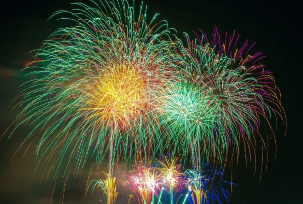 Buntes Feuerwerk am Nachthimmel während eines maltesischen Festas