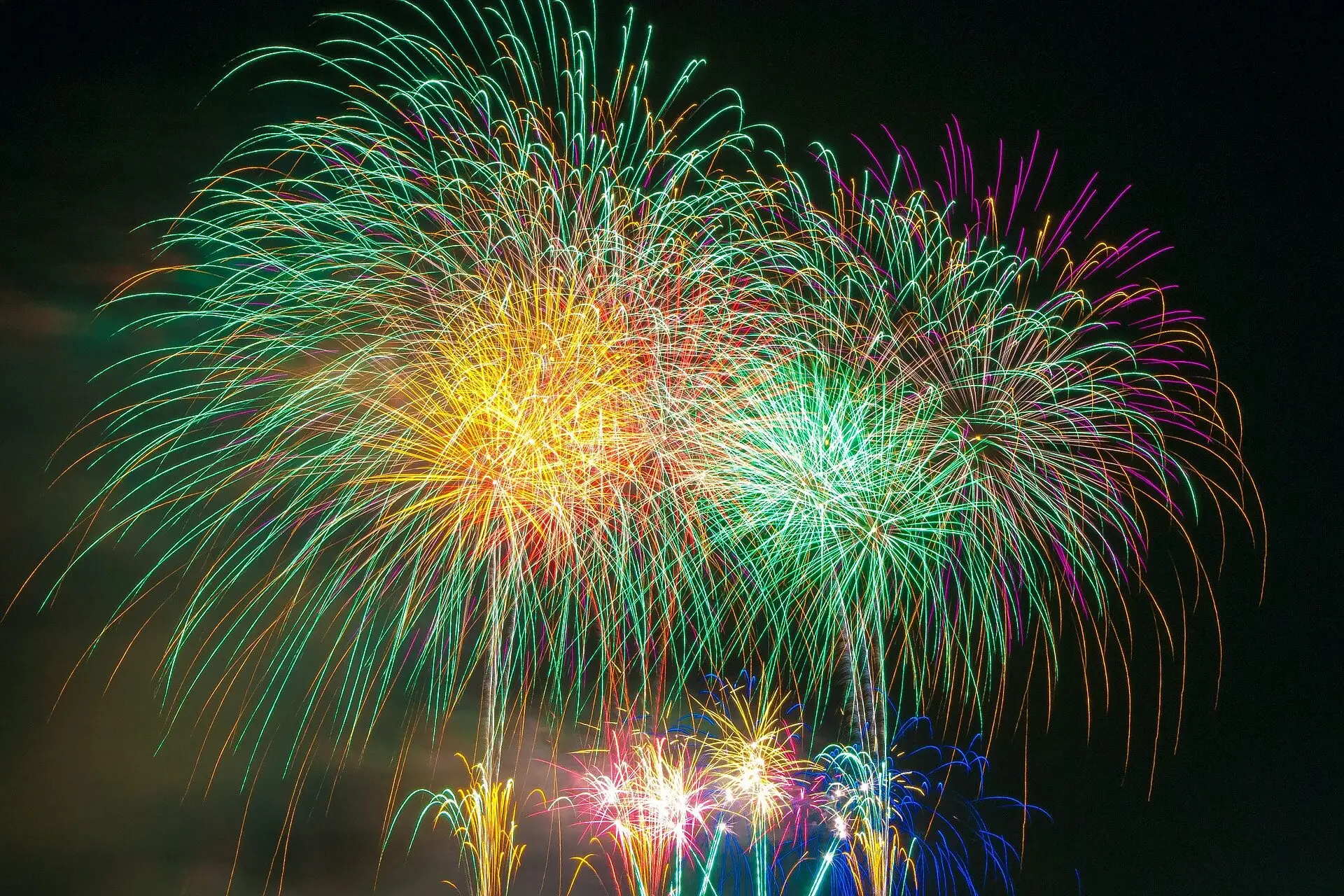 Buntes Feuerwerk am Nachthimmel während eines maltesischen Festas