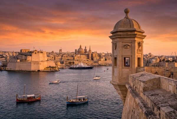 Gardjola Wachturm in Senglea mit Blick über den Grand Harbour auf Valletta im Sonnenuntergang