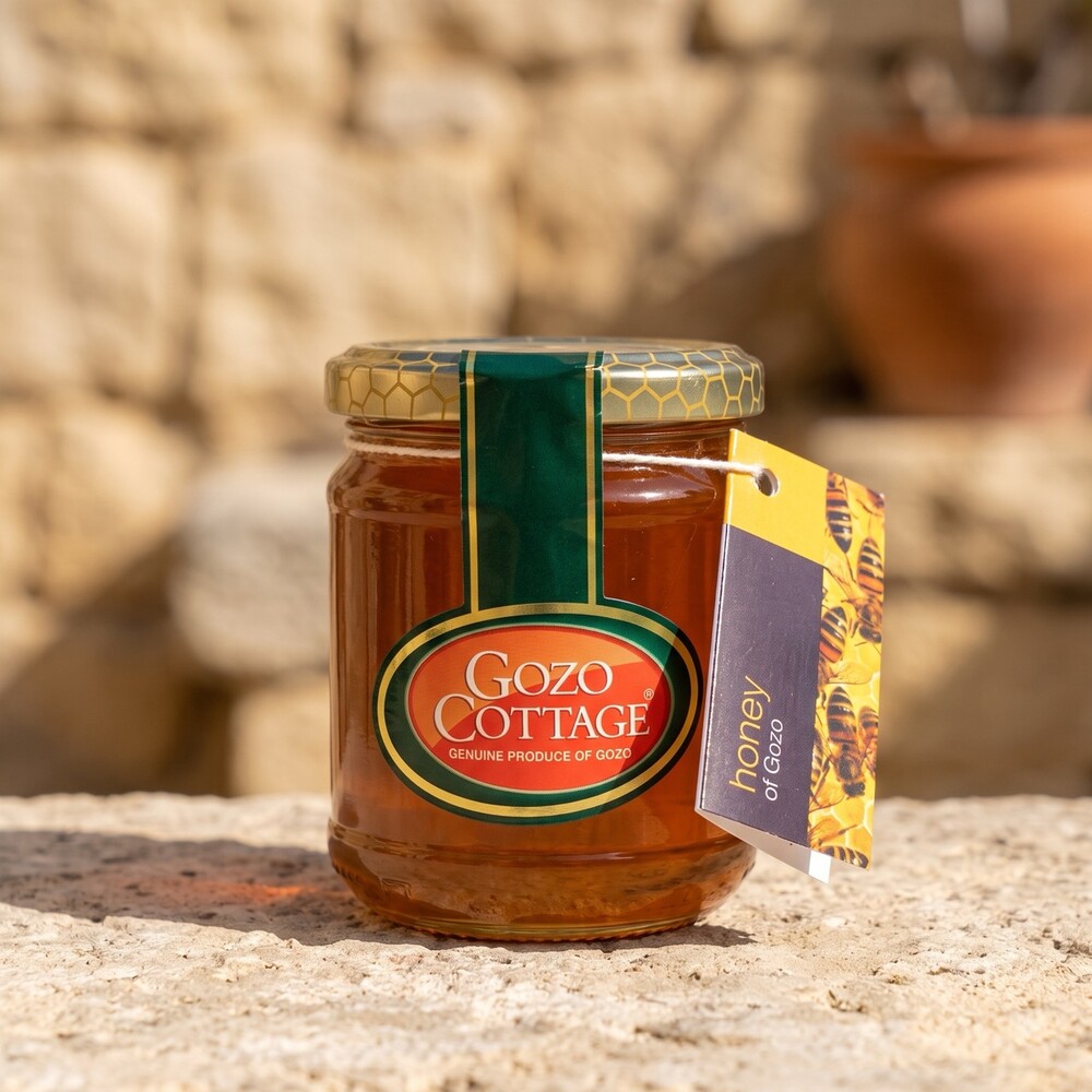 honey gozo cottage Large Reiner Gozo Honig von Gozo Cottage im Glas mit Bienen-Anhänger auf Steinmauer