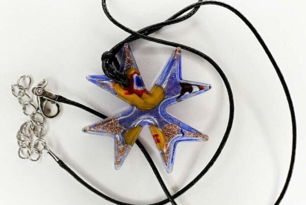 Anhänger aus Mdina Glass in Form eines Malteserkreuz-Sterns an Lederband