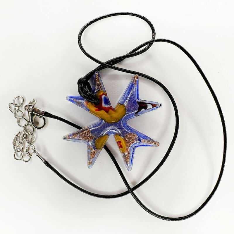 Anhänger aus Mdina Glass in Form eines Malteserkreuz-Sterns an Lederband