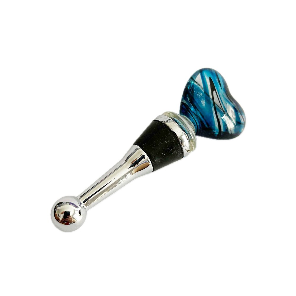 Weinverschluss aus Metall mit blauem Herz aus Glas, freigestellt