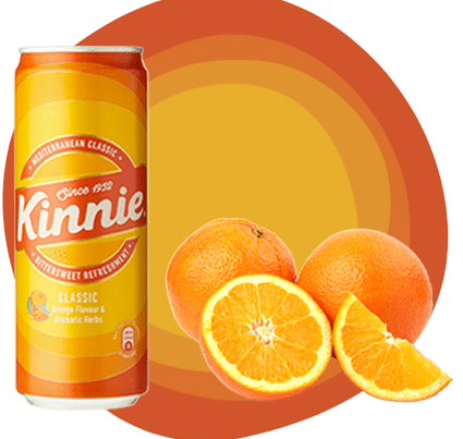 Kinnie Classic Softdrink in der 330-ml-Dose mit frischen Orangen vor Sunburst-Hintergrund