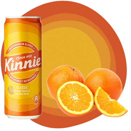 Kinnie Classic Softdrink in der 330-ml-Dose mit frischen Orangen vor Sunburst-Hintergrund