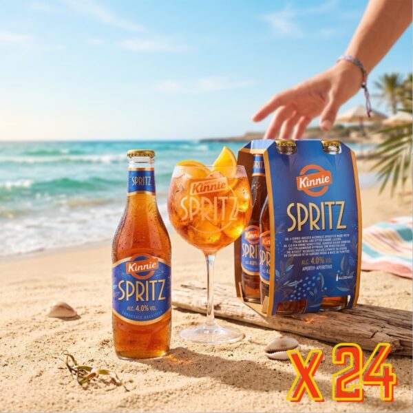 Kinnie Spritz Flasche mit gefülltem Glas und 4er-Pack am Strand, als 24er-Pack