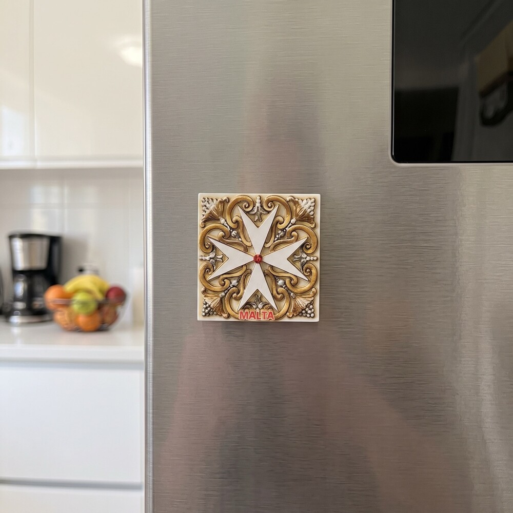 Magnet Malteserkreuz mit Goldornament Kühlschrankmagnet mit weißem Malteserkreuz und goldenem Ornament am Kühlschrank