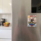Kühlschrankmagnet mit Popeye-Motiv, Valletta-Schriftzug und buntem Luzzu-Boot am Kühlschrank