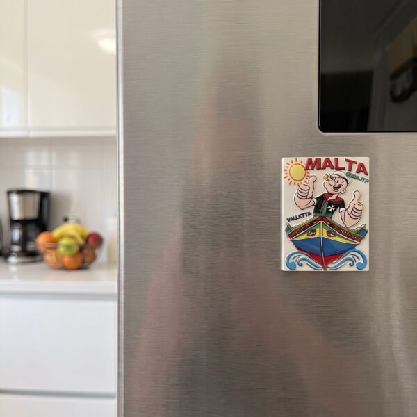 Kühlschrankmagnet mit Popeye-Motiv, Valletta-Schriftzug und buntem Luzzu-Boot am Kühlschrank