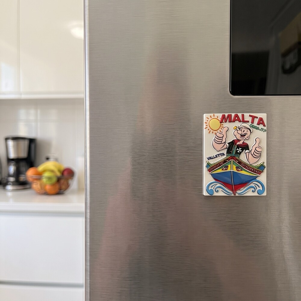 Popeye Magnet Malta mit Luzzu-Boot Kühlschrankmagnet mit Popeye-Motiv, Valletta-Schriftzug und buntem Luzzu-Boot am Kühlschrank