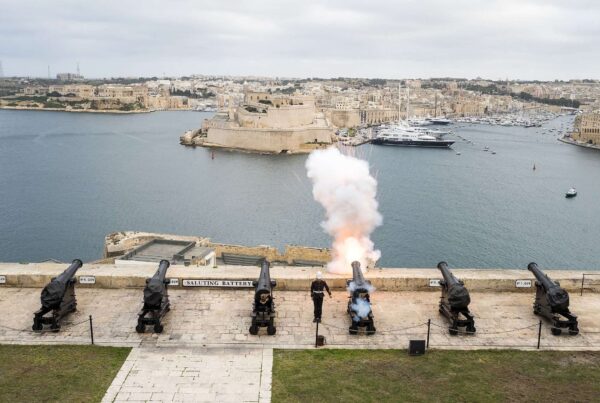 Salutschuss der Saluting Battery in Valletta mit Blick über den Grand Harbour