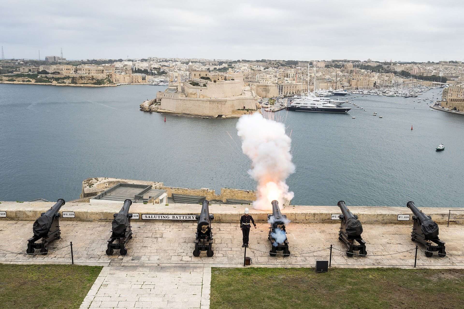 Salutschuss der Saluting Battery in Valletta mit Blick über den Grand Harbour