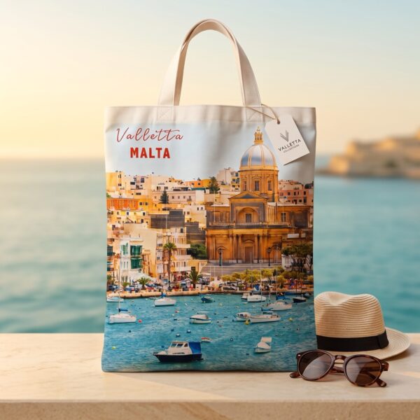 Baumwolltasche mit Fotodruck der Bucht von Valletta mit Kirchenkuppel, Booten und rotem Valletta-Malta-Schriftzug