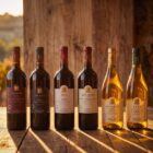 Meridiana Vorteilspack B mit sechs maltesischen Rot- und Weißweinen auf Holztisch