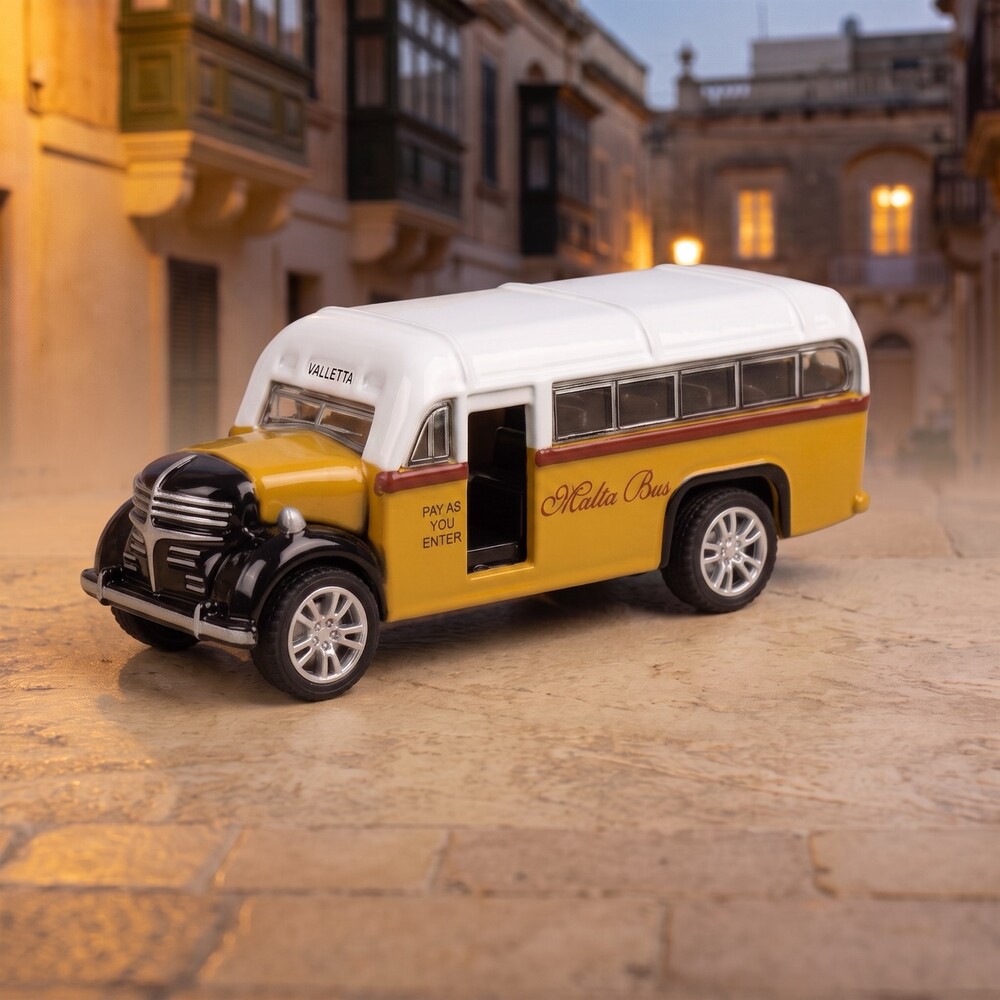 Modellauto des klassischen gelben Malta Bus mit Valletta-Zielschild in einer Gasse