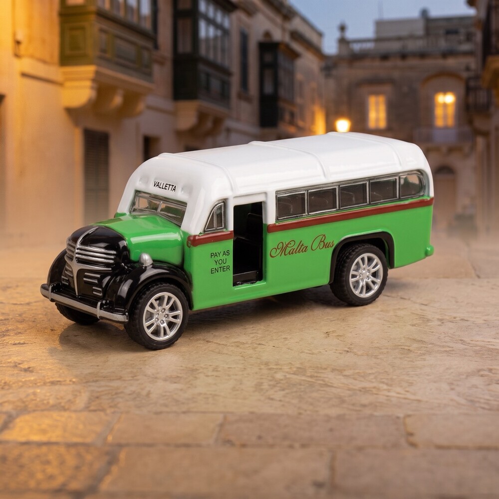 Modell Malta Bus grün Modellauto des klassischen grünen Malta Bus mit Valletta-Zielschild in einer Gasse
