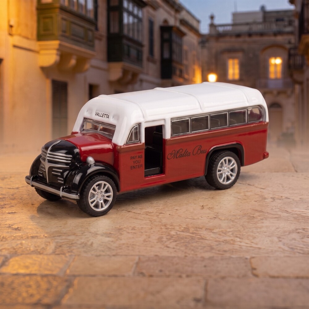 Modellauto des klassischen roten Malta Bus mit Valletta-Zielschild in einer Gasse