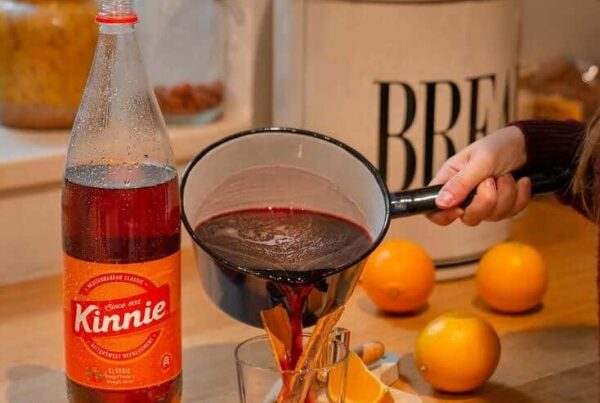 Glas Kinnie Glühwein mit Gewürzen