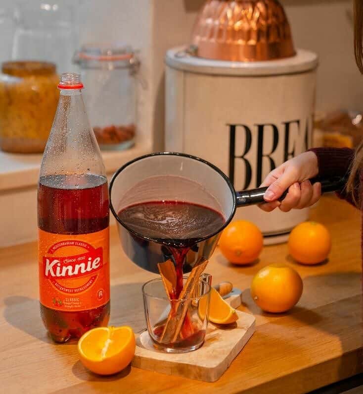 Glas Kinnie Glühwein mit Gewürzen