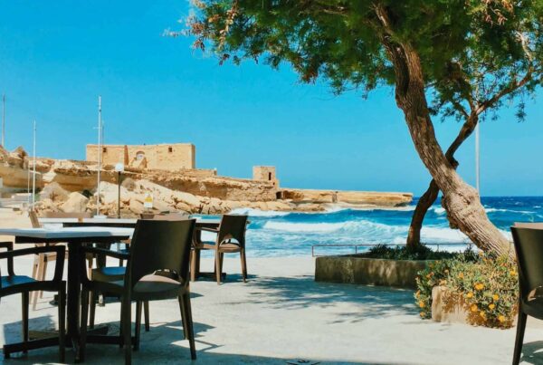 Sandstrand der Mellieha Bay im Norden Maltas