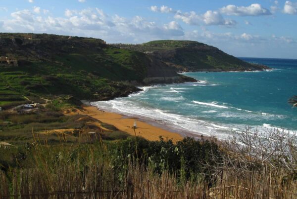 Ramla l-Ħamra auf Gozo mit rotgoldenem Sandstrand und grünen Hängen
