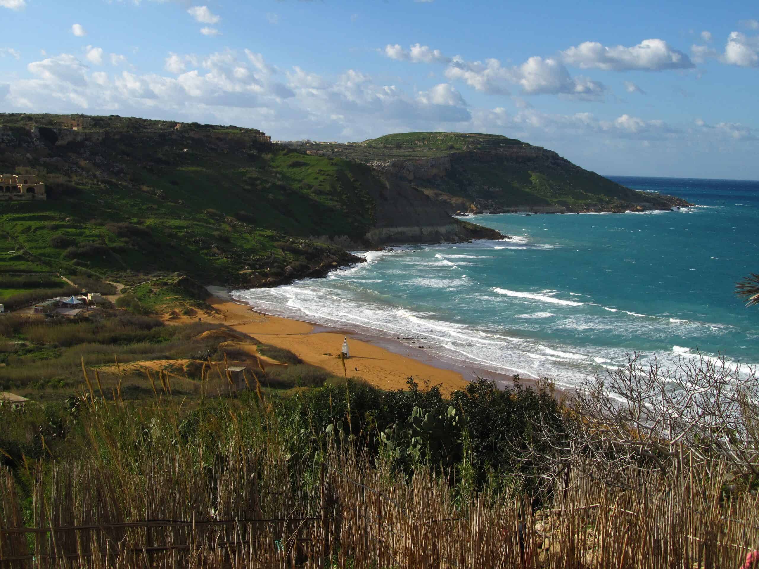 Ramla l-Ħamra auf Gozo mit rotgoldenem Sandstrand und grünen Hängen