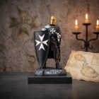 Maltesische Ritterfigur in schwarzer Rüstung mit Malteserkreuz-Schild auf Sockel mit MALTA-Schriftzug