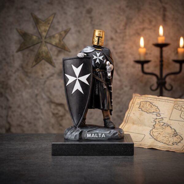 Maltesische Ritterfigur in schwarzer Rüstung mit Malteserkreuz-Schild auf Sockel mit MALTA-Schriftzug