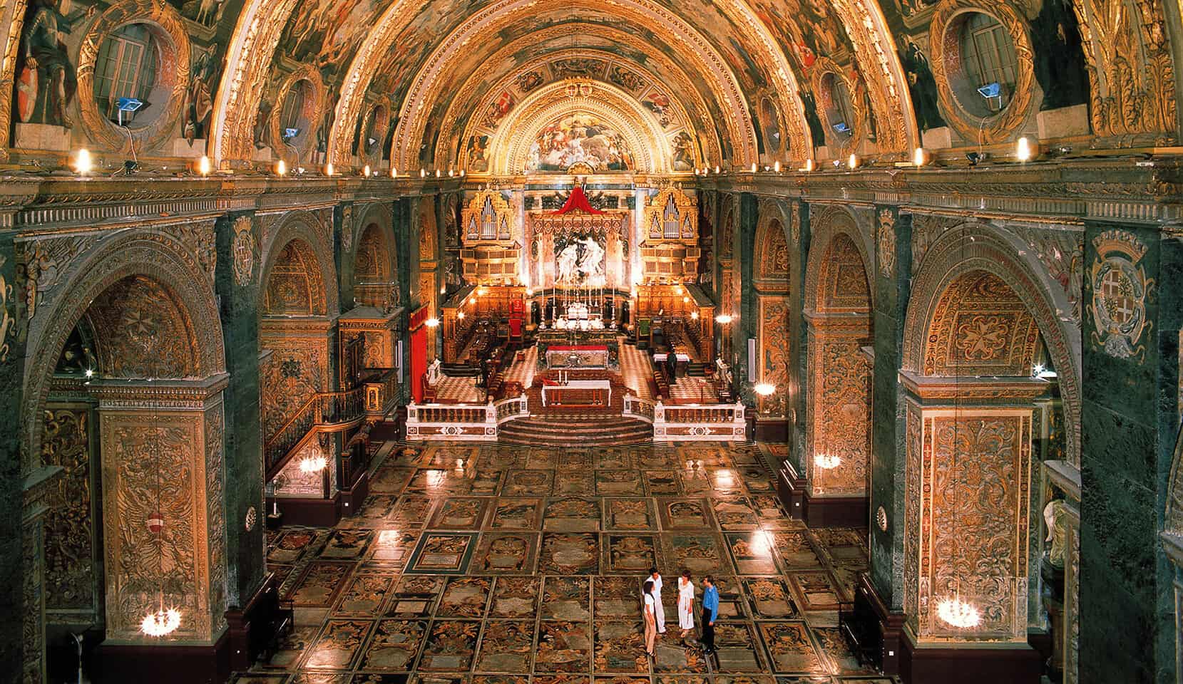 Vergoldetes Kirchenschiff der St. John’s Co-Cathedral in Valletta von oben