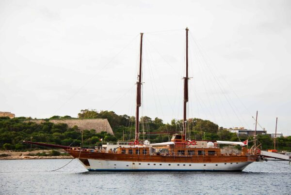 Hölzerne Zweimastyacht vor Anker vor Manoel Island auf Malta