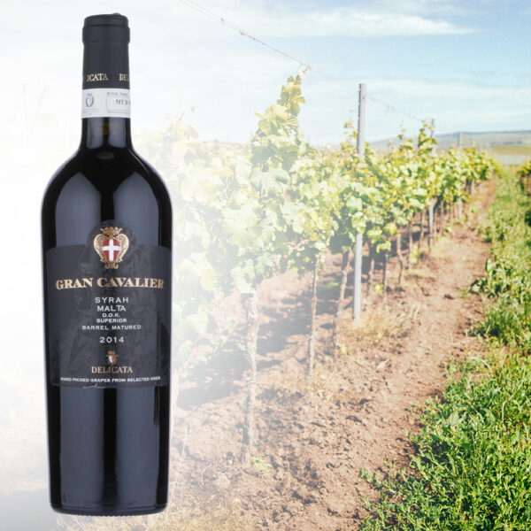 Delicata Gran Cavalier Syrah Rotwein D.O.K. Malta Superior in der 0,75-l-Flasche vor einem maltesischen Weinberg