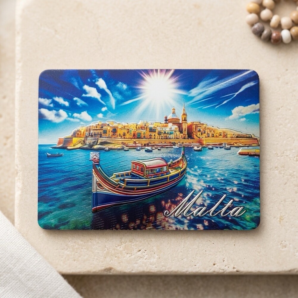 Kühlschrankmagnet Malta – Luzzu vor Valletta Kühlschrankmagnet Malta mit buntem Luzzu-Boot vor der Skyline von Valletta