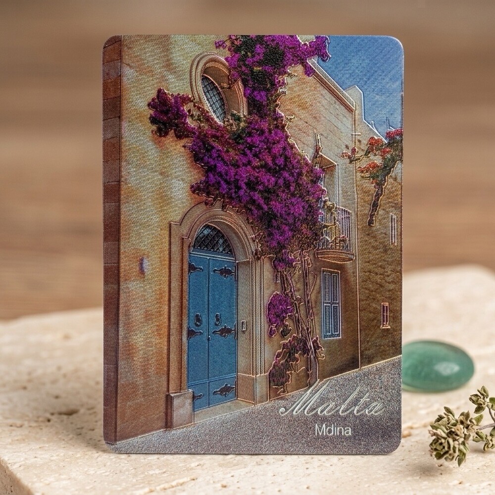 Kühlschrankmagnet Malta – Blaue Tür in Mdina Kühlschrankmagnet Malta mit blauer Tür in Mdina und Bougainvillea